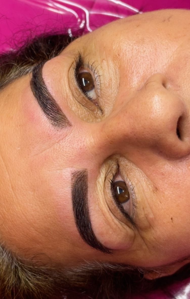 Design de sobrancelhas com henna realizado por Vitória Pellegrine